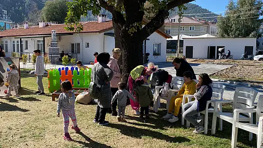 DEPREMZEDE ÇOCUKLAR PALYAÇO EŞLİĞİNDE EĞLENDİ