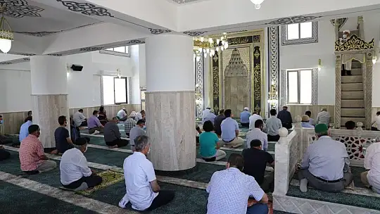 Yapımı tamamlanan Gerişburnu Şehitler Camii'de ilk Cuma Namazı kılındı