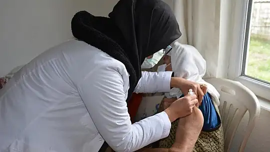 104'lük dede ve 88'lik eşi aşı oldu