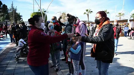 14 Şubat Sevgililer Günü Fethiye'de şarkılarla kutlandı