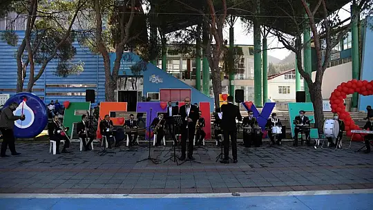 14 Şubat Sevgililer Günü Fethiye'de şarkılarla kutlandı