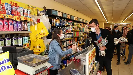 AK Parti Gençlik Kolları kadınların gününü karanfil dağıtarak kutladı