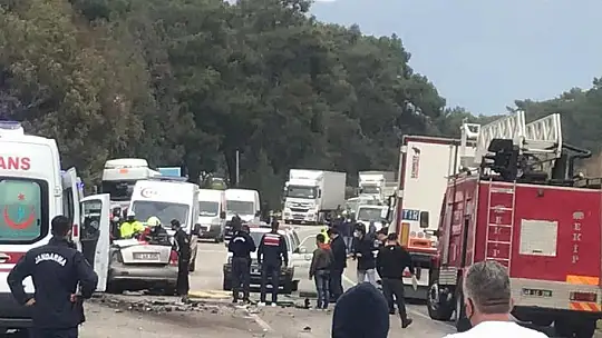 Otomobil ile tır kafa kafaya çarpıştı