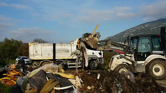 17 kamyon hafriyat ve çöp toplandı