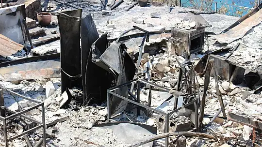 17 yıllık anıları yangınla birlikte küle döndü