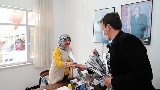 AK Parti Gençlik Kolları kadınların gününü karanfil dağıtarak kutladı