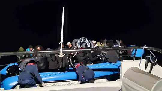 18 DÜZENSİZ GÖÇMEN KURTARILDI, 35'İ YAKALANDI