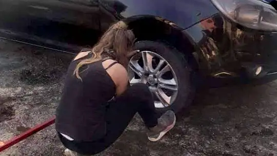 18 yaşındaki Duygu, lastik tamir edip, balans ayarı yapıyor