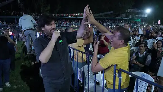 Ahmet Şafak Sevilen Şarkılarını Seydikemer'de Seslendirdi 