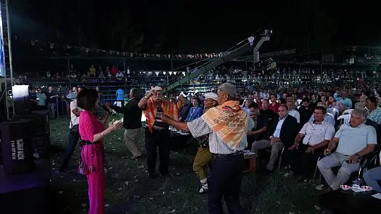 Ahmet Şafak Sevilen Şarkılarını Seydikemer'de Seslendirdi 