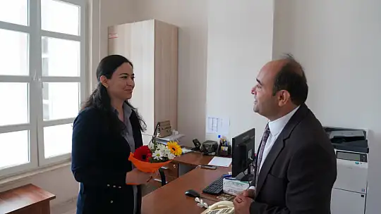 Başkan Akdenizli, Anneler Günü Vesilesiyle Çiçek Dağıttı