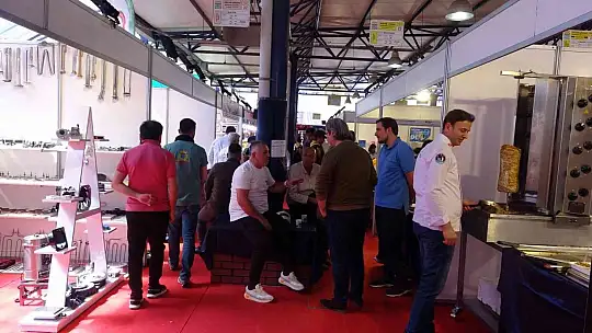 2 ayda elleri ile işlediği ceketi milli aşçıya hediye etti