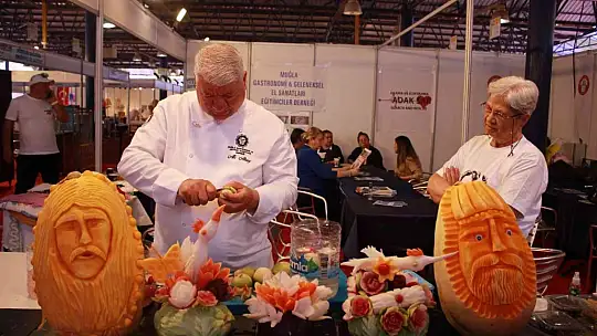 2 ayda elleri ile işlediği ceketi milli aşçıya hediye etti