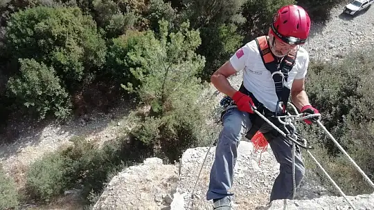 2 gündür kayalıklarda mahsur kalan keçiler kurtarıldı
