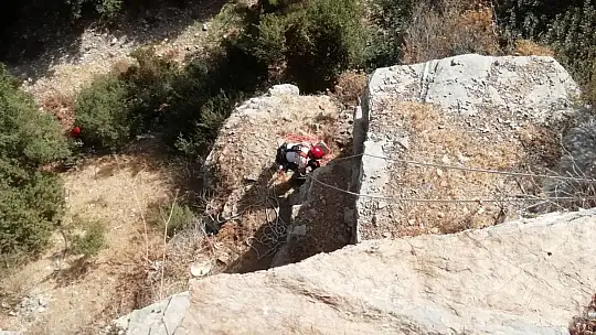 2 gündür kayalıklarda mahsur kalan keçiler kurtarıldı
