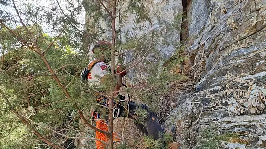 2 gündür kayalıklarda mahsur kalan keçiler kurtarıldı