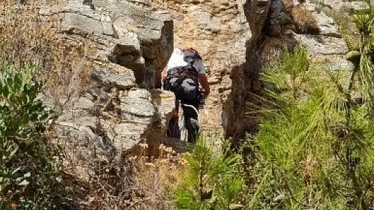 2 gündür kayalıklarda mahsur kalan keçiler kurtarıldı