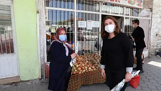 AK Parti Gençlik Kolları kadınların gününü karanfil dağıtarak kutladı