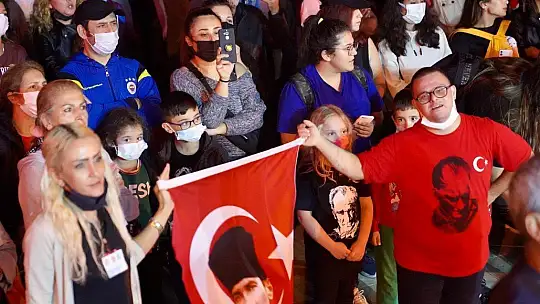 Cumhuriyet yürüyüşünde, Bayram coşkusu