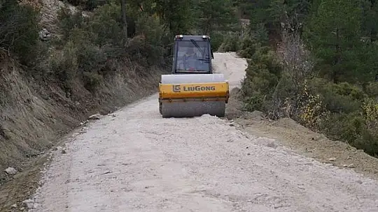 Seydikemer'de yol çalışmaları devam ediyor