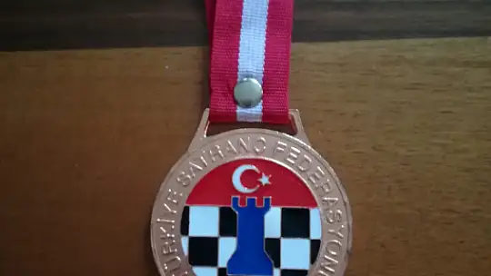 12 YAŞINDAKİ DEFNE, SATRANÇTA FETHİYE'YE DERECE GETİRDİ