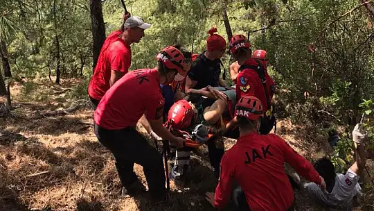 Kayalıklardan düşen turist 4 saat sedye ile taşınarak kurtarıldı