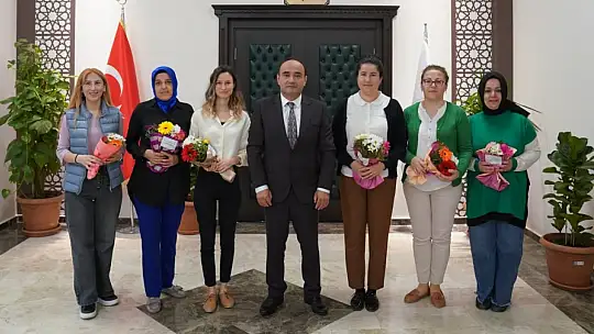 Başkan Akdenizli, Anneler Günü Vesilesiyle Çiçek Dağıttı