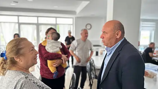 Aday Otgöz, depremzedeler ile bayramlaştı