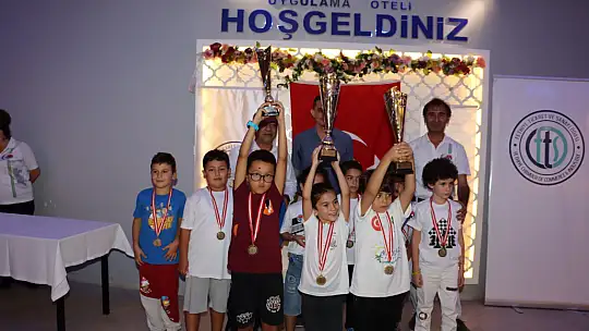 TURNUVADA DERECEYE GİRENLER ÖDÜLLERİNİ ALDI