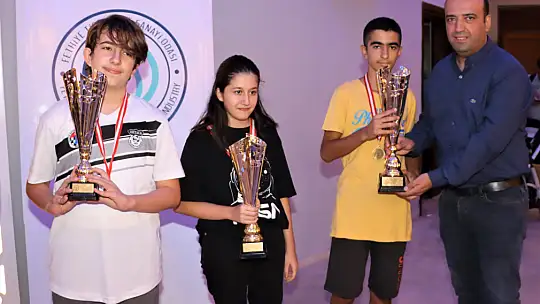 TURNUVADA DERECEYE GİRENLER ÖDÜLLERİNİ ALDI