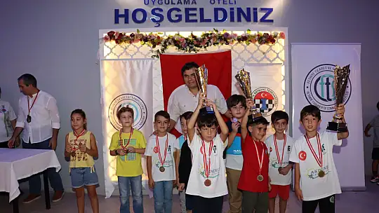 TURNUVADA DERECEYE GİRENLER ÖDÜLLERİNİ ALDI