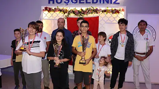 TURNUVADA DERECEYE GİRENLER ÖDÜLLERİNİ ALDI