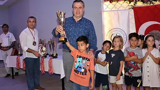 TURNUVADA DERECEYE GİRENLER ÖDÜLLERİNİ ALDI