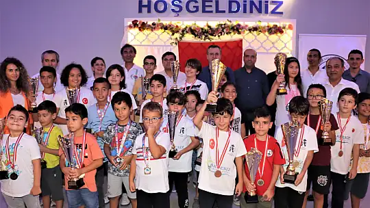 TURNUVADA DERECEYE GİRENLER ÖDÜLLERİNİ ALDI