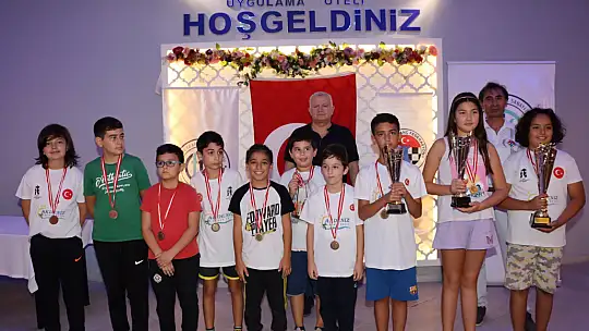 TURNUVADA DERECEYE GİRENLER ÖDÜLLERİNİ ALDI