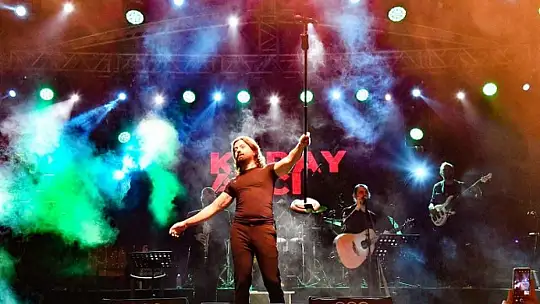 KORAY AVCI SESİYLE BÜYÜLEDİ