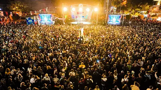 KORAY AVCI SESİYLE BÜYÜLEDİ