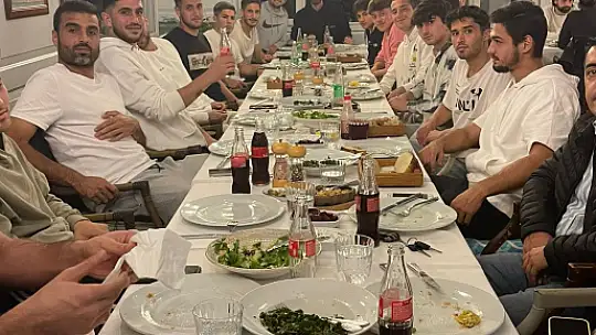 FUTBOLCULAR AKŞAM YEMEĞİNDE BİR ARAYA GELDİ