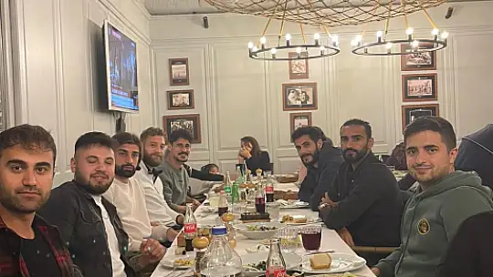 FUTBOLCULAR AKŞAM YEMEĞİNDE BİR ARAYA GELDİ