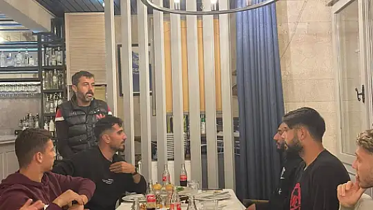 FUTBOLCULAR AKŞAM YEMEĞİNDE BİR ARAYA GELDİ