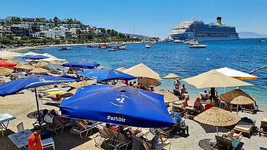 323 metre uzunluğundaki dev gemi, bir kez daha Bodrum'da