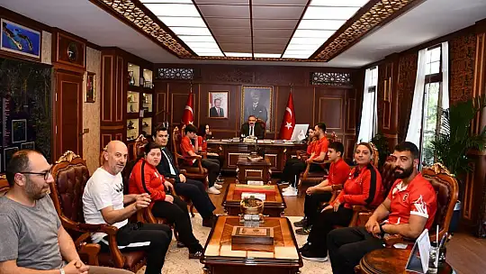 Milli sporcular Kaymakam Karaman'ı ziyaret etti