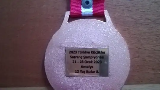 12 YAŞINDAKİ DEFNE, SATRANÇTA FETHİYE'YE DERECE GETİRDİ