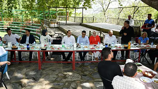 Deprem Bölgesine Atanan Kaymakam'a Veda Yemeği 