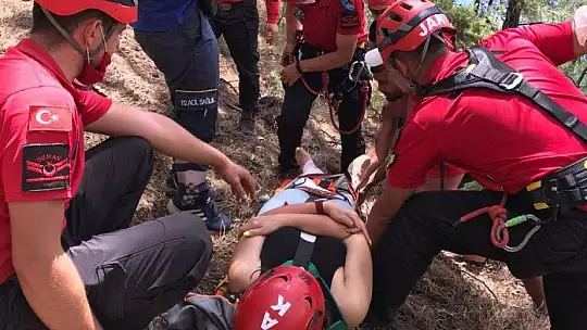 Kayalıklardan düşen turist 4 saat sedye ile taşınarak kurtarıldı