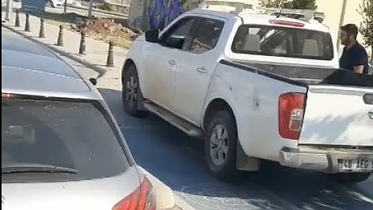 Trafik Magandaları Dubayı Söküp Kamyonetini Bisiklet Yolundan Geçirdi