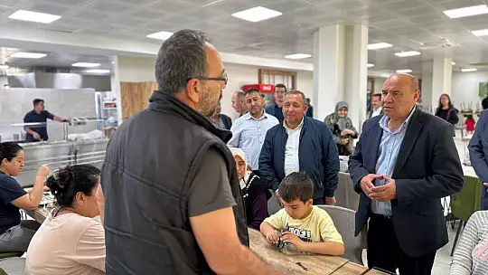 Aday Otgöz, depremzedeler ile bayramlaştı