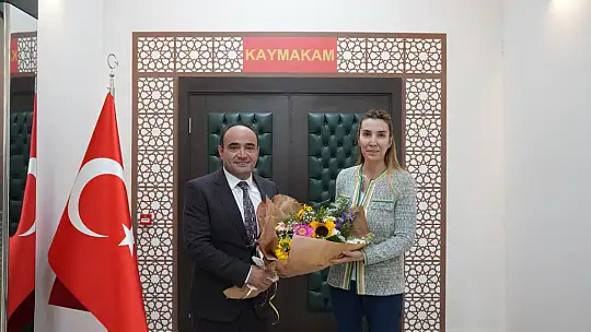 Başkan Akdenizli, Anneler Günü Vesilesiyle Çiçek Dağıttı