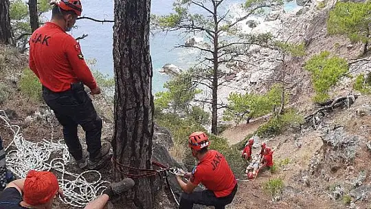 Kayalıklardan düşen turist 4 saat sedye ile taşınarak kurtarıldı