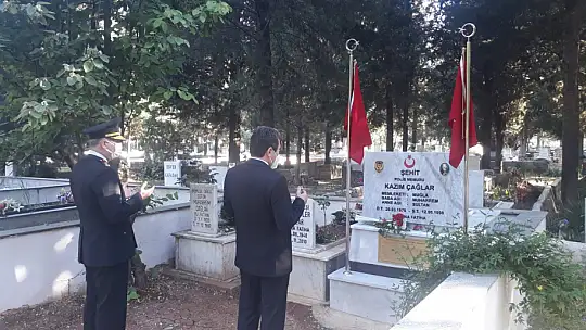 Vali Orhan Tavlı, Ramazan Bayramında Şehitlikleri Ziyaret Etti